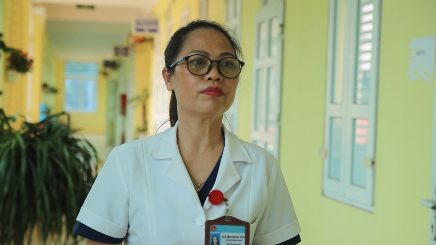 Bac si Nguyen Thi Kim Ngan - Tram truong tram y te xa Trung Gia. Anh: Cao Thom