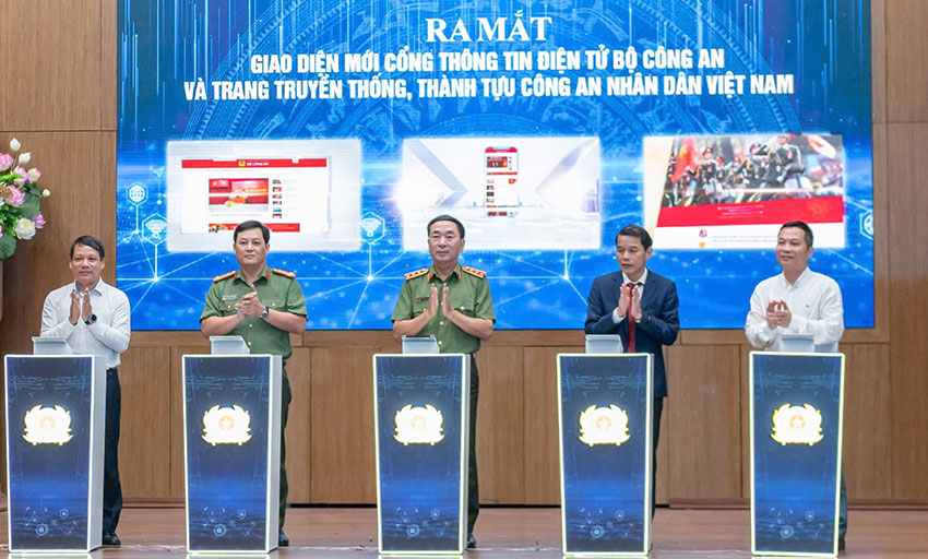 Leaders of the Ministry of Public Security and some units pressed the button to launch the new interface of the Ministry of Public Security Information Portal. Photo: Quang Viet