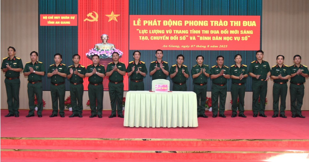 The provincial armed forces agencies and units signed emulation agreements. Photo: Phuong Vu