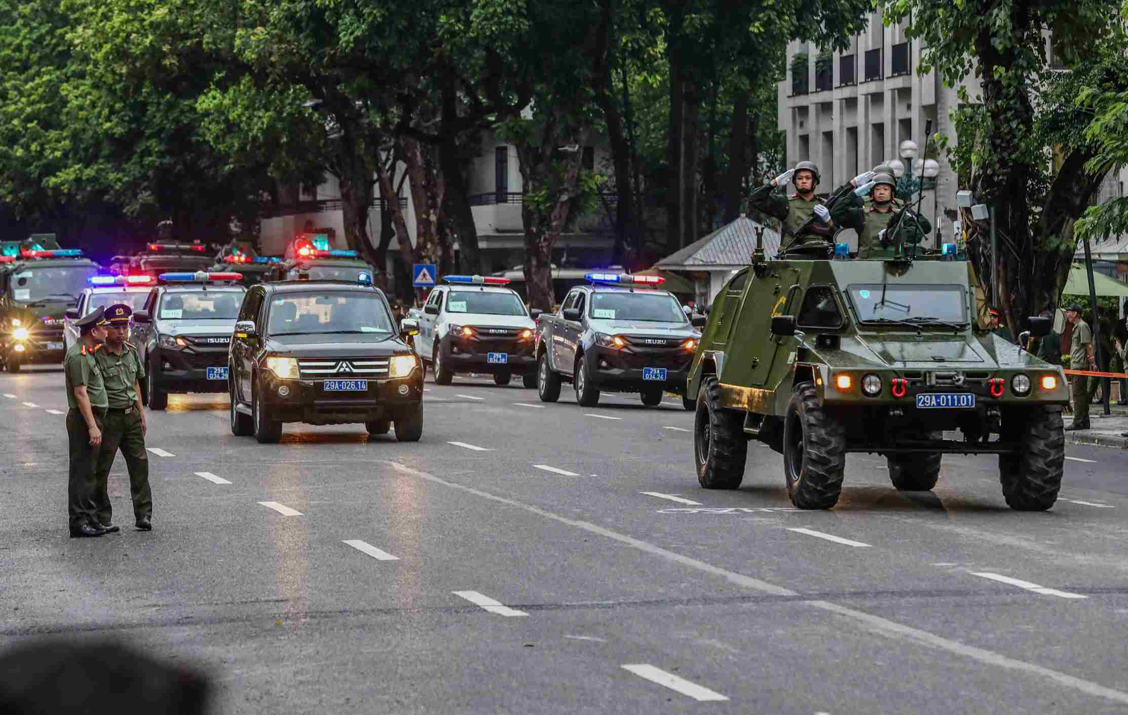 하노이 공안 여성 교통 경찰의 무술 쇼에 눈을 즐겁게 하기 위해 이른 아침부터 퍼레이드 총연습
