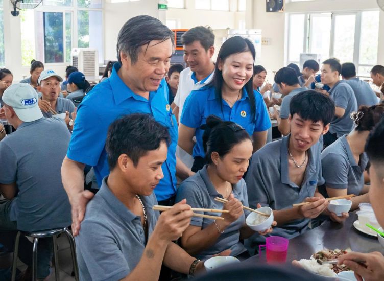 후에 섬유 의류 합자 회사는 4 000명 이상의 조합원과 노동자를 대상으로 '노동조합 식사' 프로그램을 조직했습니다. 사진: 꽝안