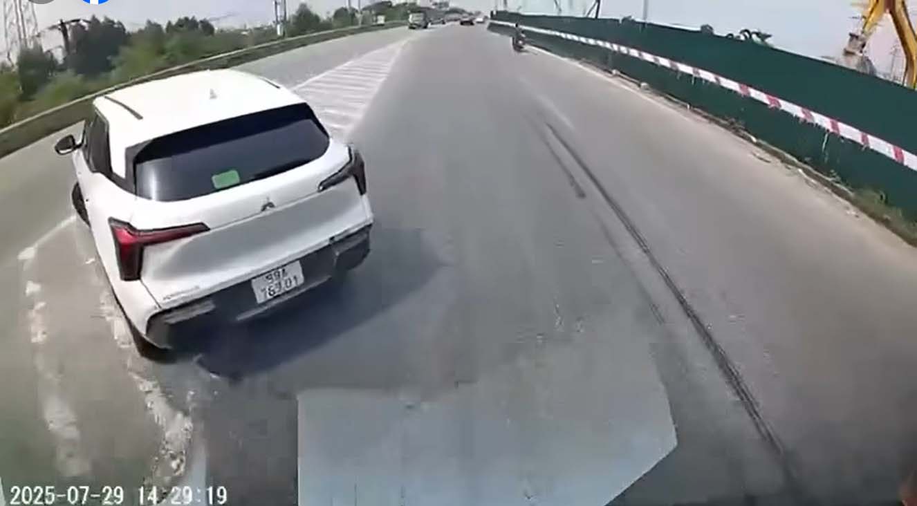 Situacion peligrosa de un conductor dando la vuelta al coche en la autopista Hanoi - Bac Giang. Foto: Departamento de Policia de Trafico de la provincia de Bac Ninh
