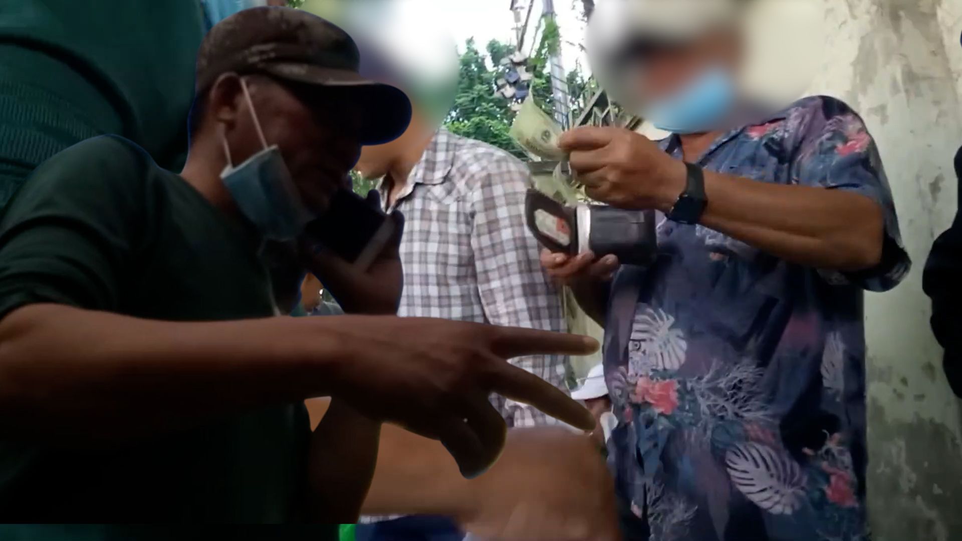 Les cochons d'hopital operent ouvertement devant les portes de l'hopital de Ho Chi Minh-Ville. Photo : Groupe PV