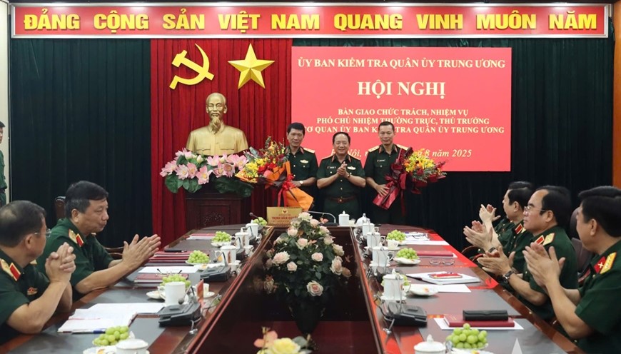 Lieutenant General Pham Ngoc Tuan (left) assumes the position of Permanent Deputy Director, Head of the Central Military Commission's Inspection Committee. Photo: VGP