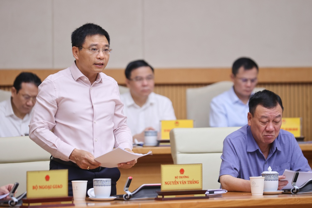 Minister of Finance Nguyen Van Thang reported on the socio-economic situation in July and the past 7 months. Photo: VGP/Nhat Bac