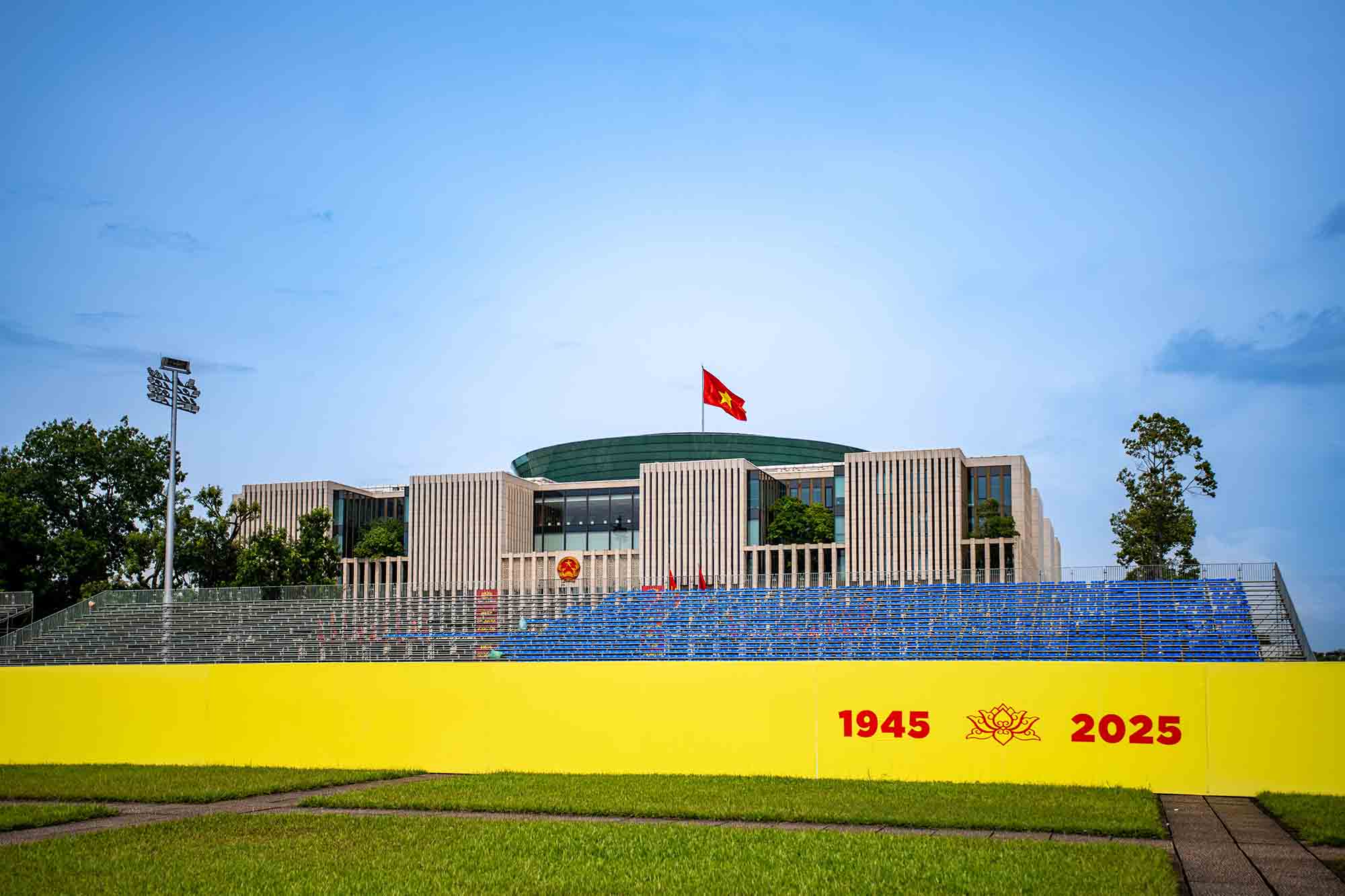 スタンドは、パレードセレモニーと3月80年のナショナルデーを提供するために、Ba Dinh Square（Hanoi）に設置されました。写真：波