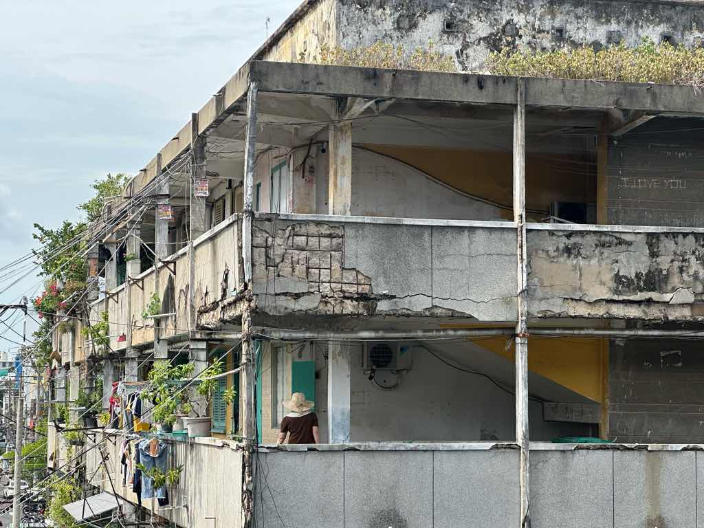 ホーチミン市の50年以上老朽化したマンション、住民は早期に改修を期待