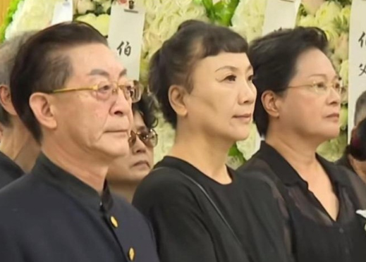 Luc Tieu Linh Dong and his colleagues from the movie Tay Du Ky pay their respects to artist Chu Long Quang. Photo: Taken from video