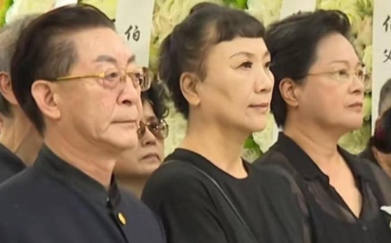 Luc Tieu Linh Dong and his colleagues from the movie Tay Du Ky pay their respects to artist Chu Long Quang. Photo: Taken from video