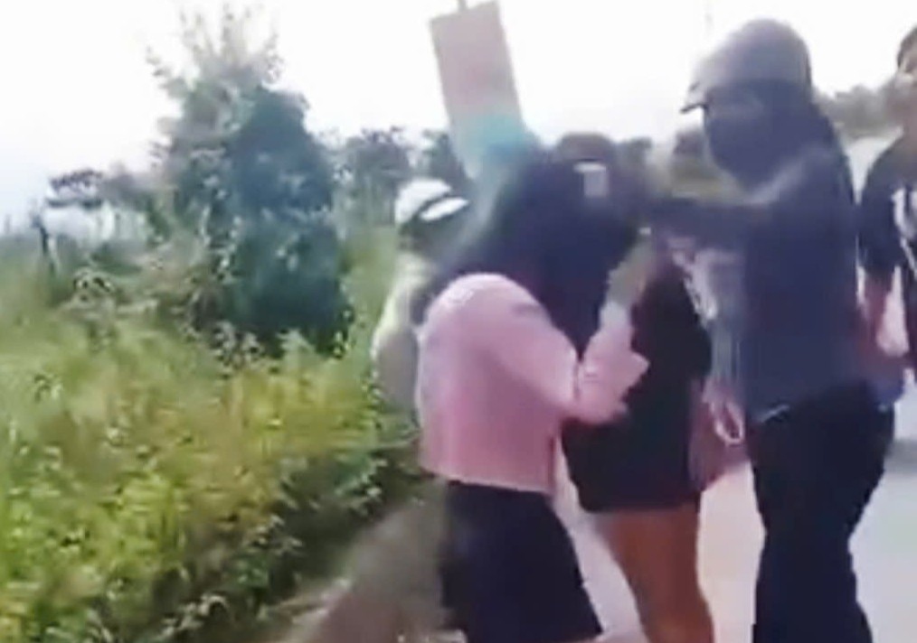 女性グループが15歳の少女のグループを殴る。写真:ソーシャルネットワークに投稿されたクリップからスクリーンショット