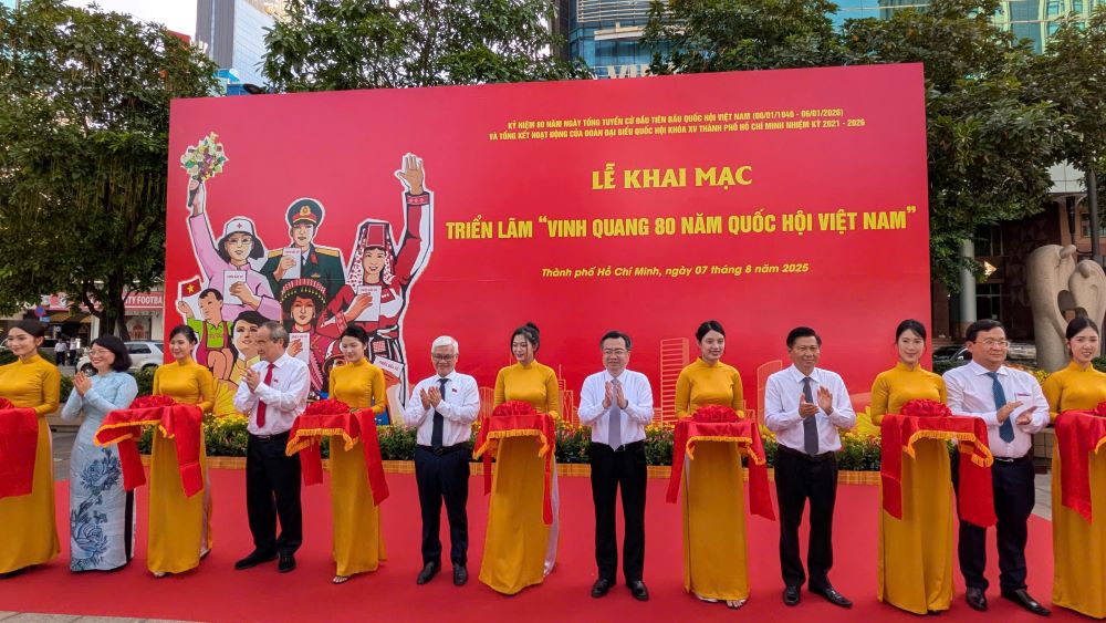 Cac dai bieu cat bang khanh thanh trien lam. Ảnh: Anh Tu