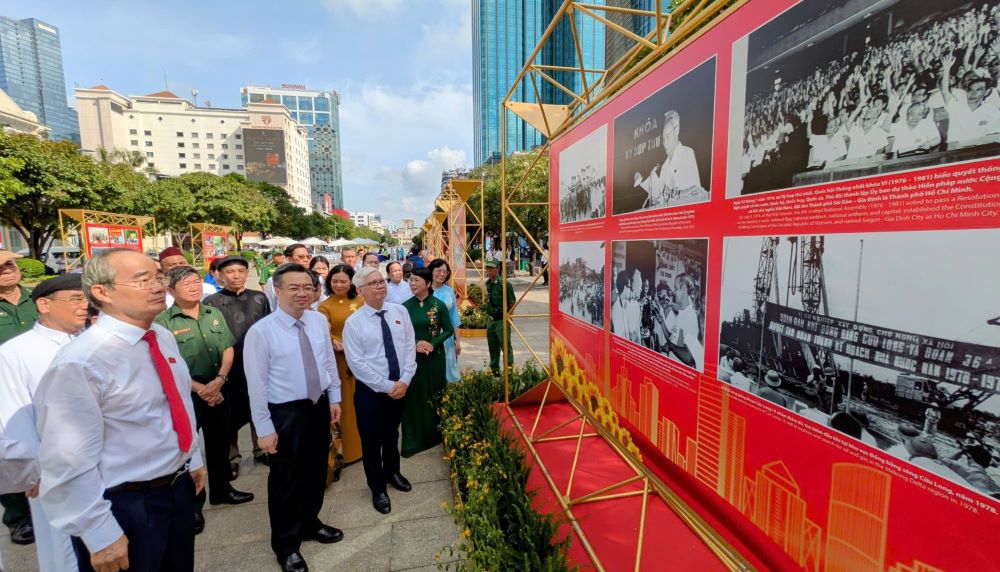 Doan dai bieu tham quan trien lam dien ra tai khu vuc di bo duong Nguyen Hue va duong Dong Khoi (phuong Sai Gon, TPHCM). Ảnh: Anh Tu