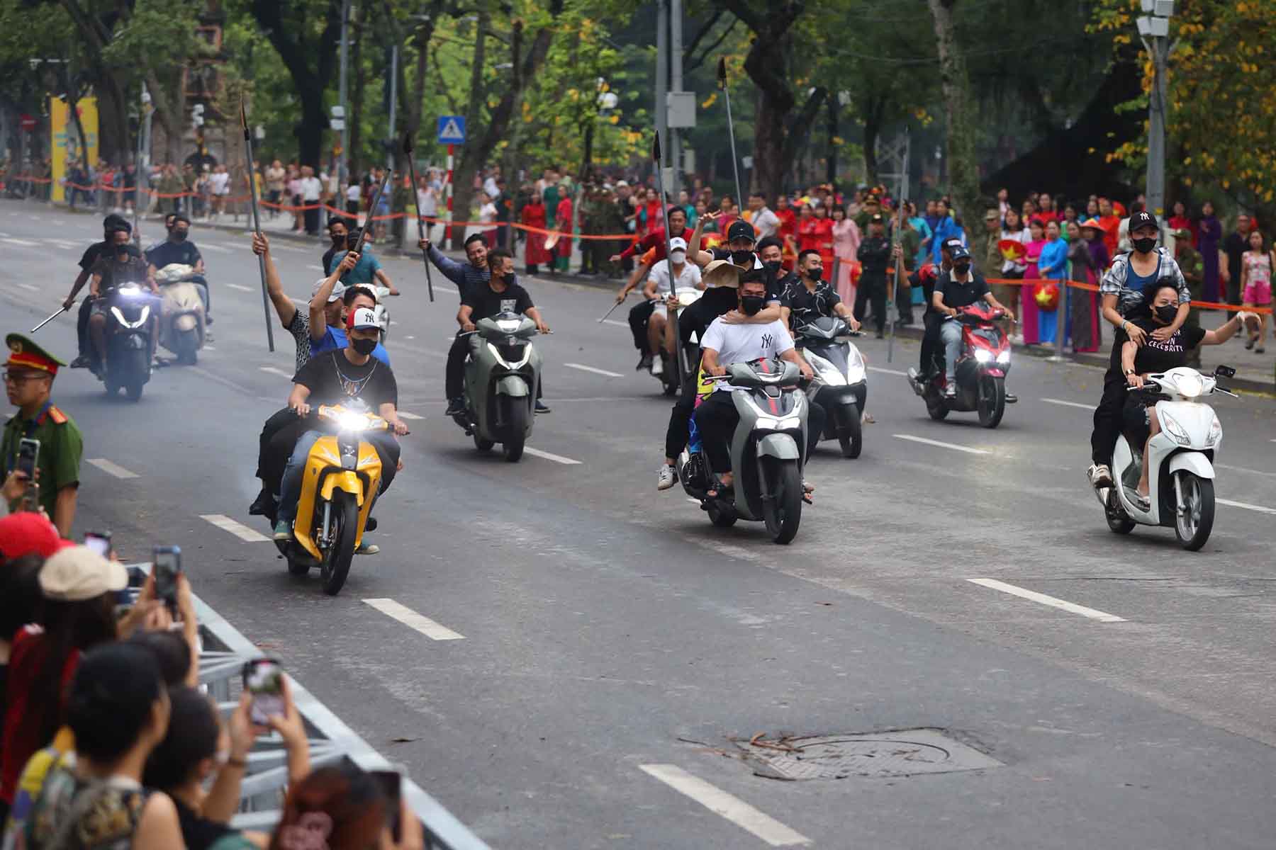Dac biet, giua khong gian pho di bo ho Guom, luc luong Cong an Ha Noi da bieu dien tinh huong gia dinh khi tuan tra phat hien mot nhom “quai xe” tu tap, dieu khien xe may lang lach, danh vong va mang theo hung khi nguy hiem nhu tuyp sat, dao cac loai.