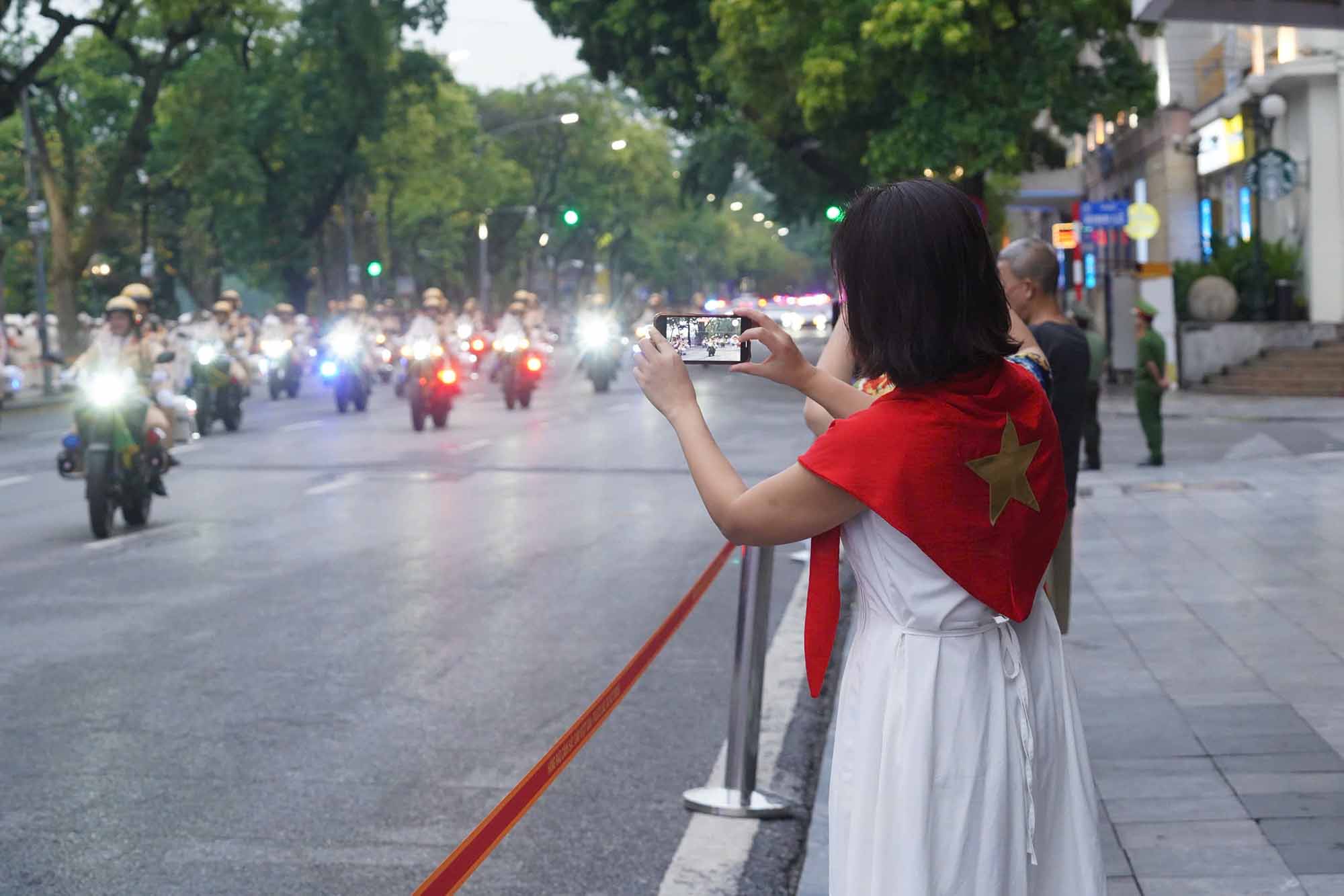 Mot nguoi dan ghi lai khoanh khac trong buoi tong hop luyen cua Cong an Ha Noi. Le dieu hanh va ra quan chinh thuc se duoc to chuc vao ngay 10.8 tai khu vuc Tuong dai Vua Ly Thai To va pho Dinh Tien Hoang, phuong Hoan Kiem, TP Ha Noi.