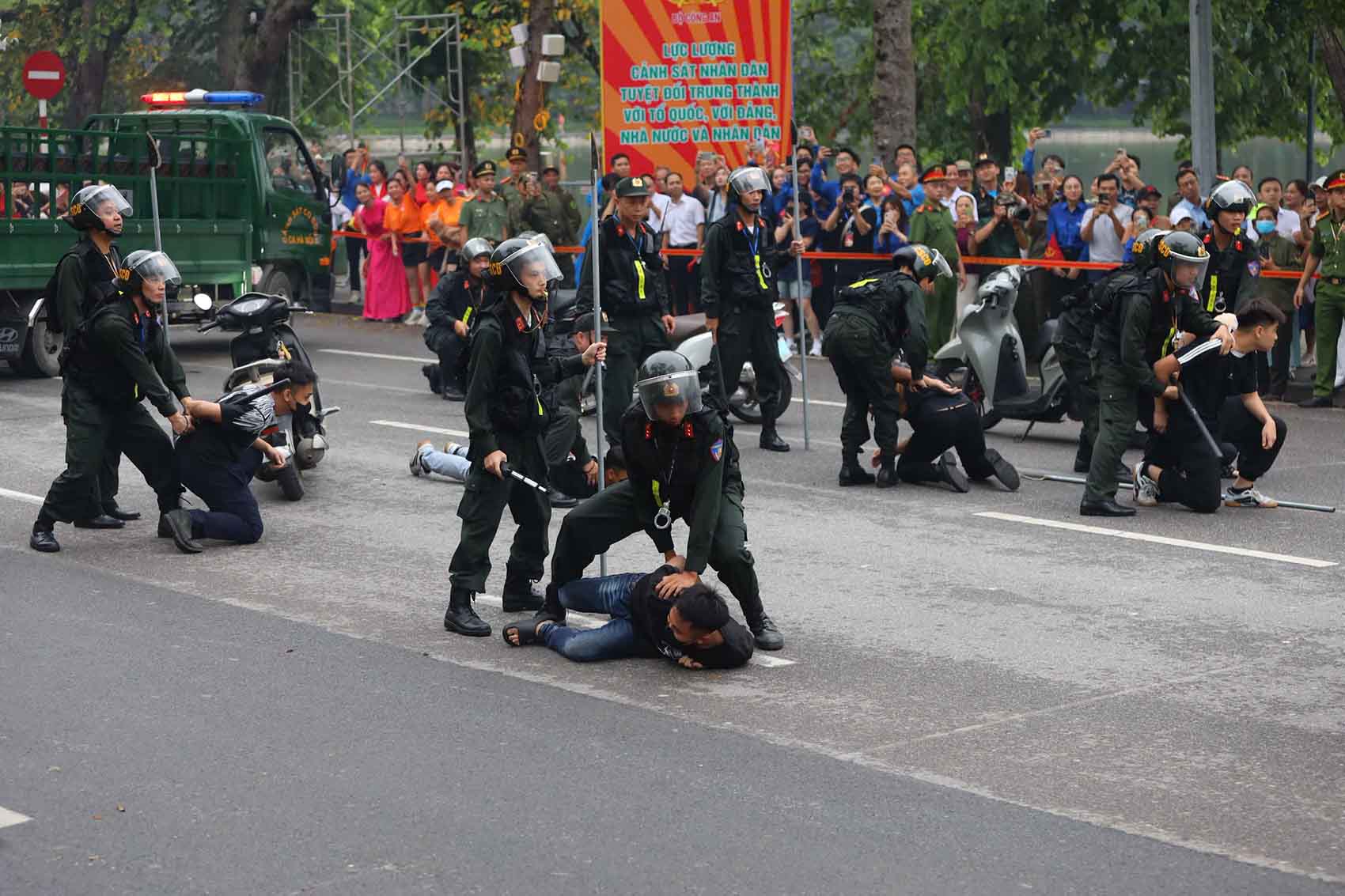Ngay lap tuc, luc luong Canh sat co dong duoc trien khai, chia thanh nhieu mui ap sat. Cac chien si truy duoi, chan dau khoa duoi, phoi hop chat che de nhanh chong khong che cac doi tuong. 