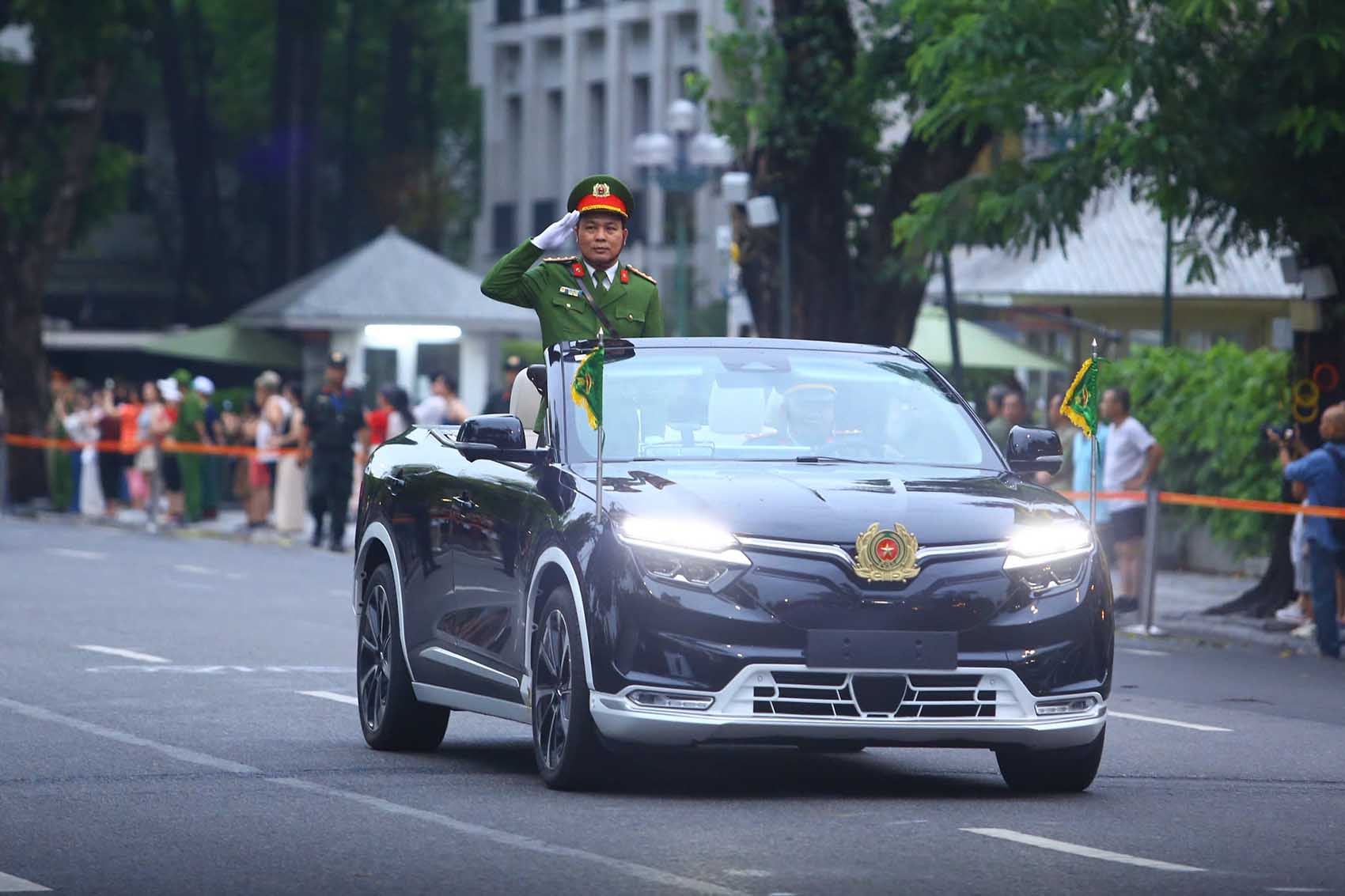 Dai ta Le Van Tuan, Pho Giam doc Cong an TP Ha Noi, tren xe chi huy di qua khan dai.