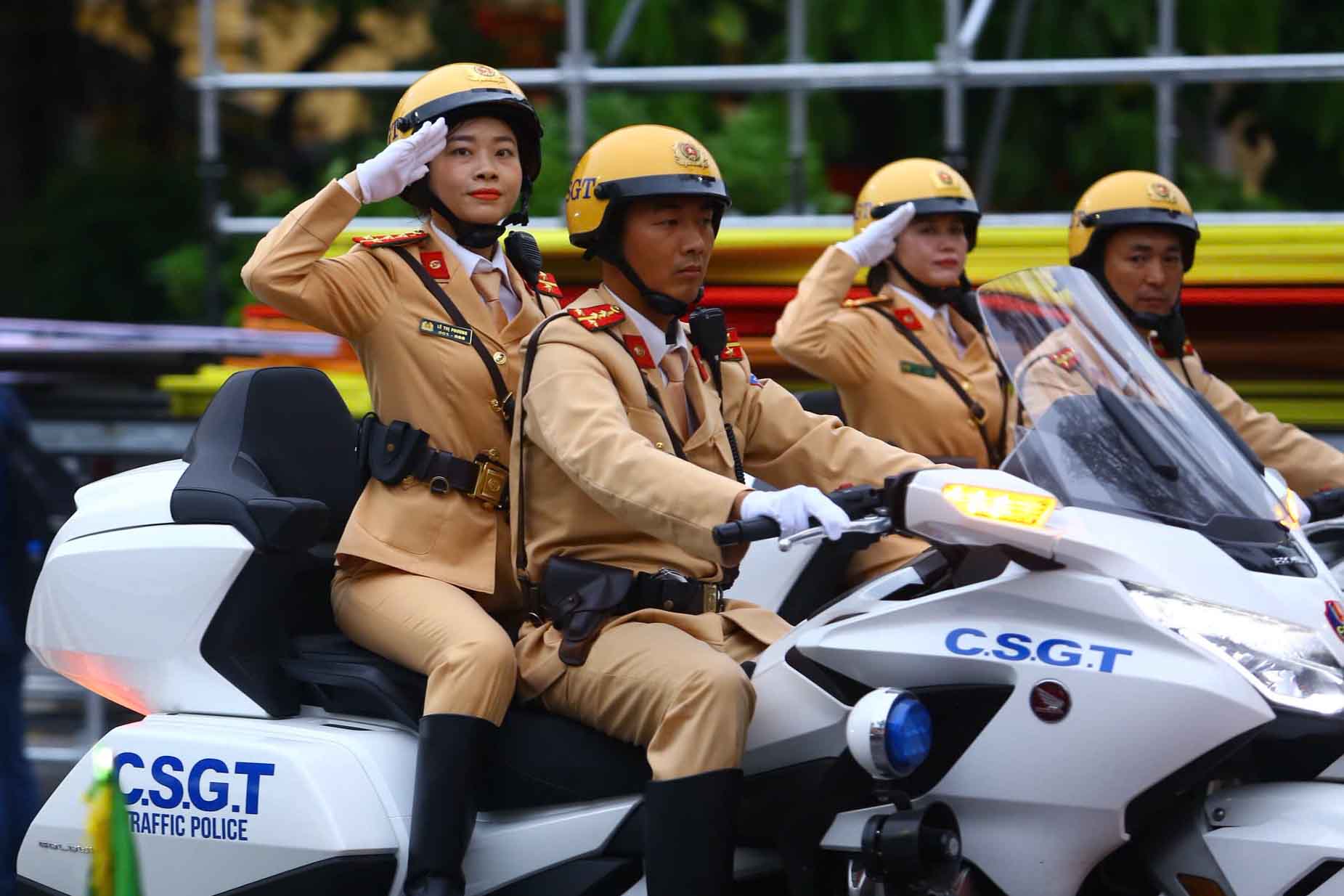 Doi hinh mo to hien dai cua CSGT Ha Noi nhu Honda Goldwing 2023 hay Honda CB300F. 