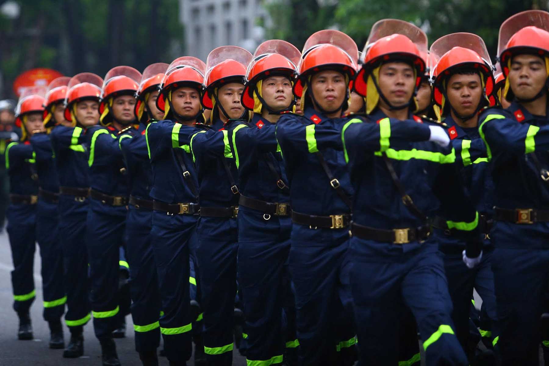 Cac can bo, chien sy Canh sat PCCC va CNCH Ha Noi dieu binh, dieu hanh tren duong pho Thu do.