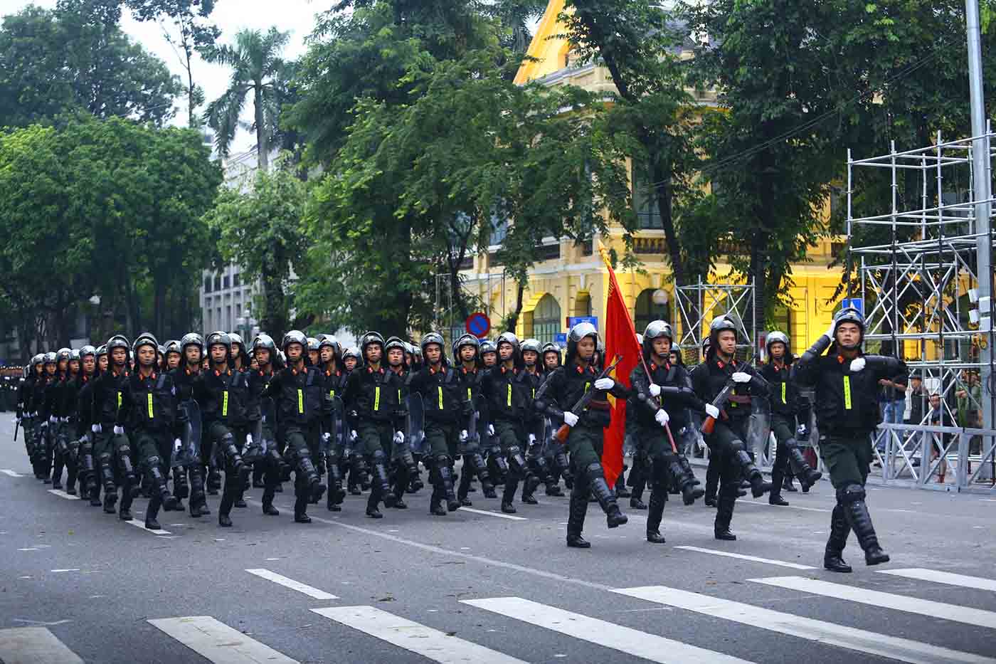 Trong anh la cac can bo, chien sy CSCD Cong an Thu do tap luyen dieu binh, dieu hanh. 