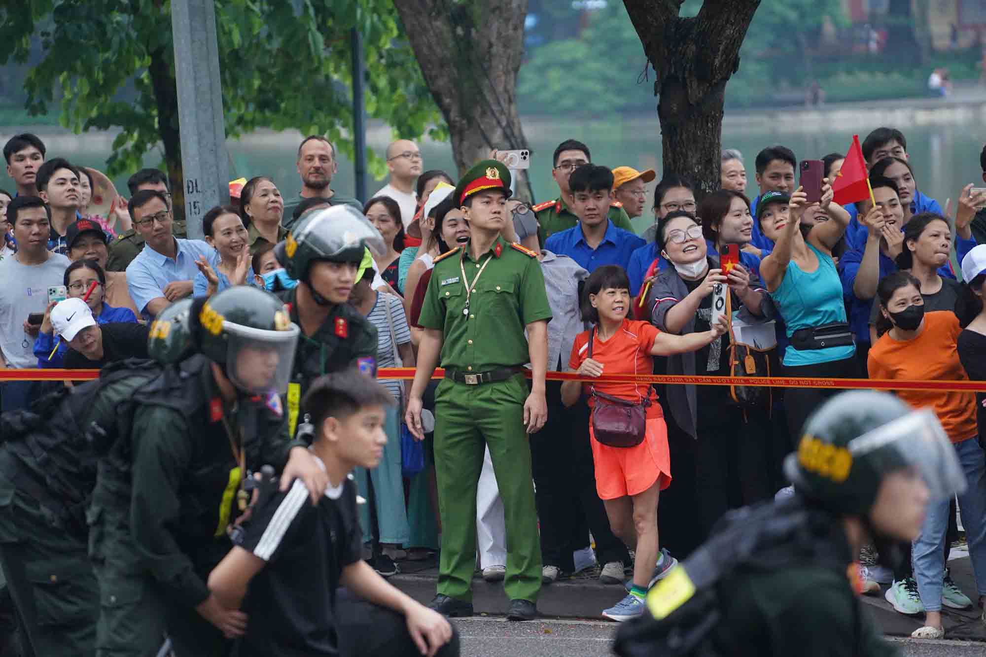 Nguoi dan deu tram tro khi theo doi tinh huong gia dinh. 