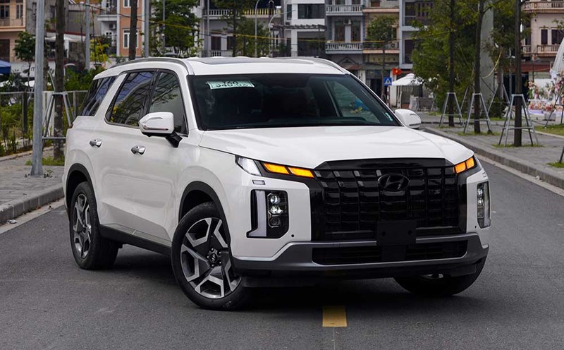 Hyundai Palisade is supported with 100% registration fee in August, bringing the price down to Ford Everest. Photo: HTV