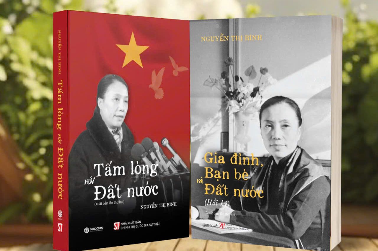 The book "A broken heart with the Fatherland" and the book "Family, friends and the Fatherland" by former Vice President Nguyen Thi Binh. Photo: Ai Van