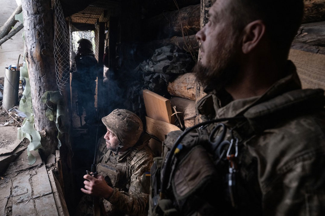 Ukrainian soldiers sit in a shelter. Photo: AFP