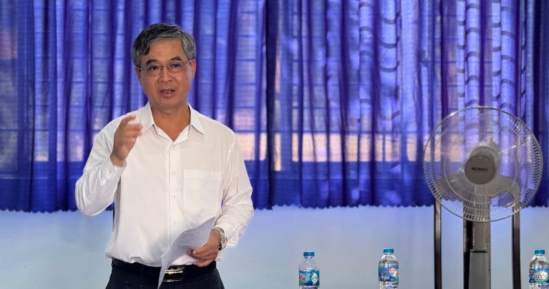 チャウ・ヴァン・ホア氏 - ヴィン・ロング・ピープルズ・委員会の副会長 - 雨季の前に地すべりの補強を指示します。写真：Hoang Loc