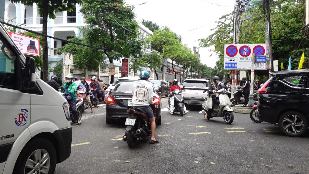 学校の門は、ダナンの高温交通渋滞になります。写真：Tran Thi