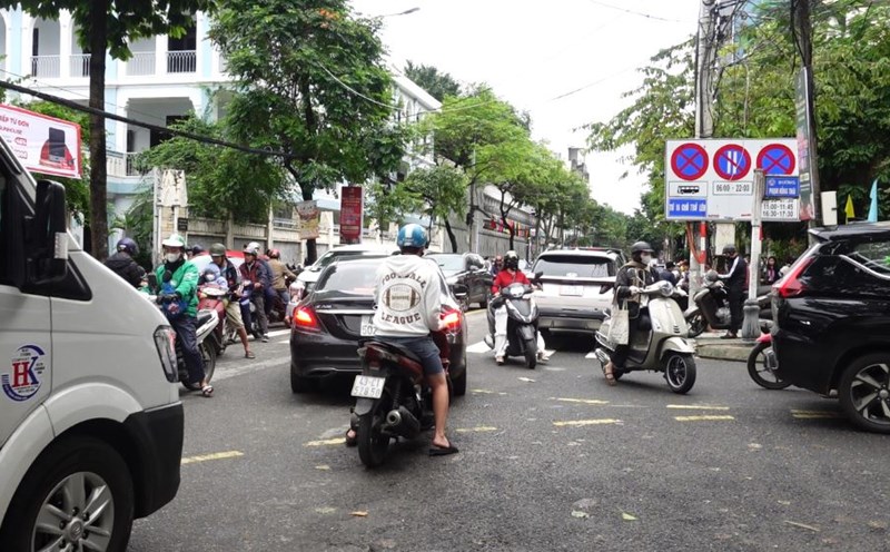 The school gate became a traffic jam hot spot in Da Nang. Photo: Tran Thi