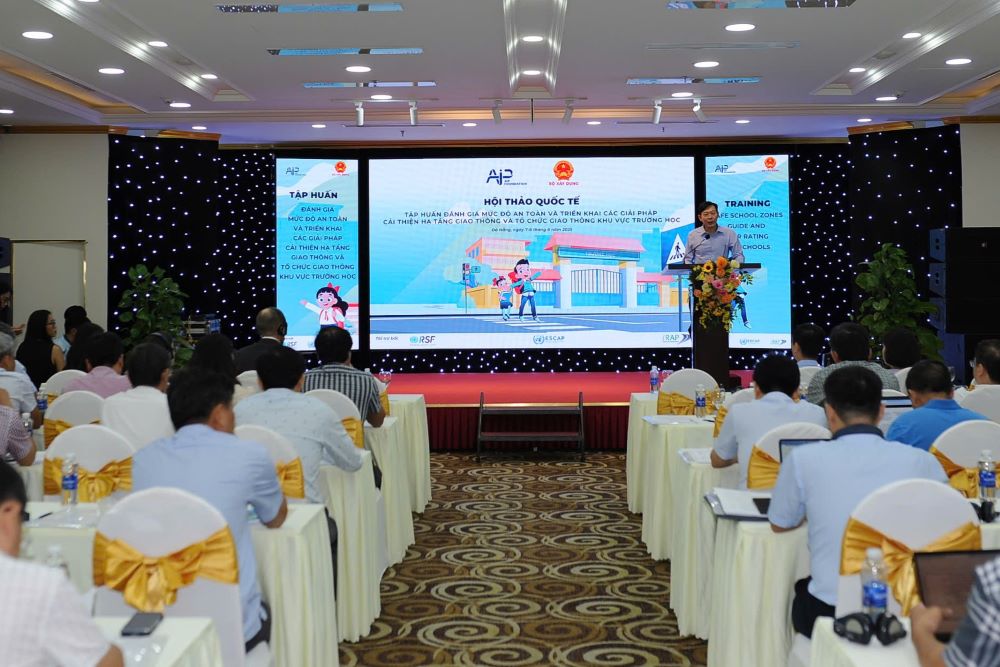 Hoi thao quoc te “Tap huan danh gia muc do an toan va trien khai cac giai phap cai thien ha tang giao thong va to chuc giao thong khu vuc truong hoc”. Anh: Tran Thi
