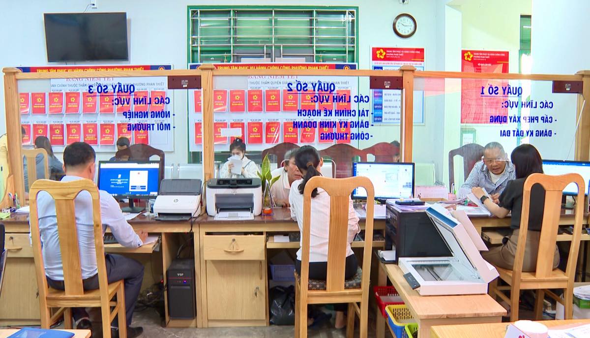 Cadres and civil servants receive and handle administrative procedures at the commune level in Lam Dong. Photo: Duy Tuan