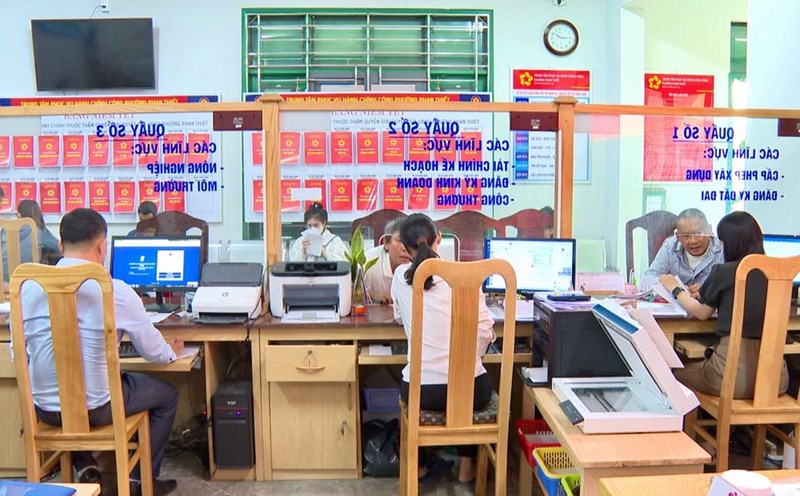Cadres and civil servants receive and handle administrative procedures at the commune level in Lam Dong. Photo: Duy Tuan