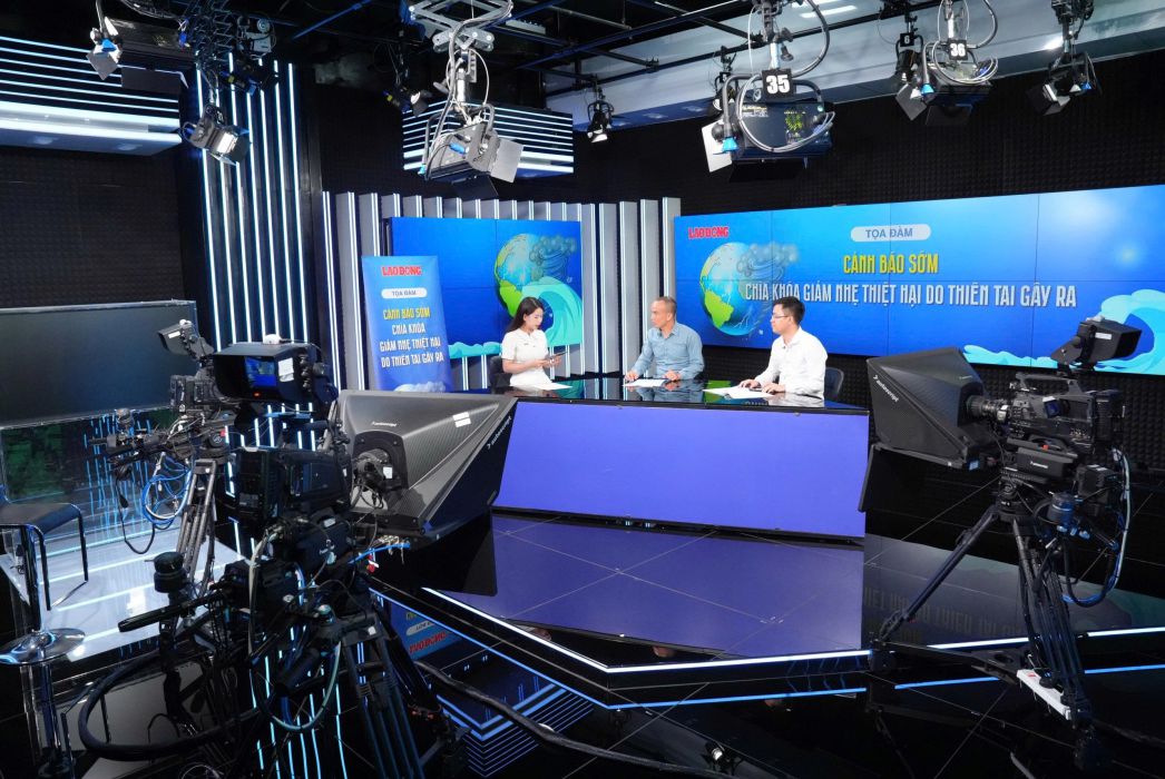Phong vien Linh Trang dan talk chu de ve moi truong. Anh: Hai Nguyen