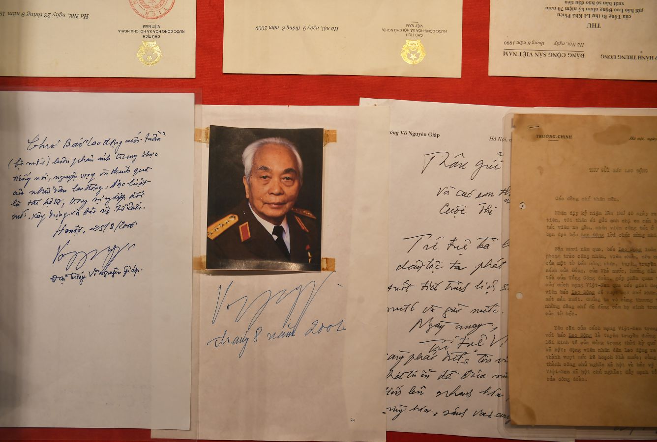 Bao Lao Dong duoc dong dao ban doc yeu men va co nhung ban doc dac biet nhu Dai tuong Vo Nguyen Giap gui thu cho Bao. Anh: Viet Van