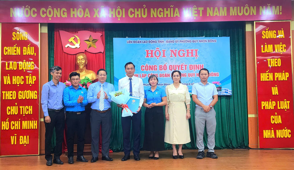 Gia Lai 지방 노동 연맹 부위원장 Nguyen Thi Bich Thuy가 Quy Nhon Dong 구 노동 조합 설립 결정을 수여합니다. 사진: Anh Nguyen