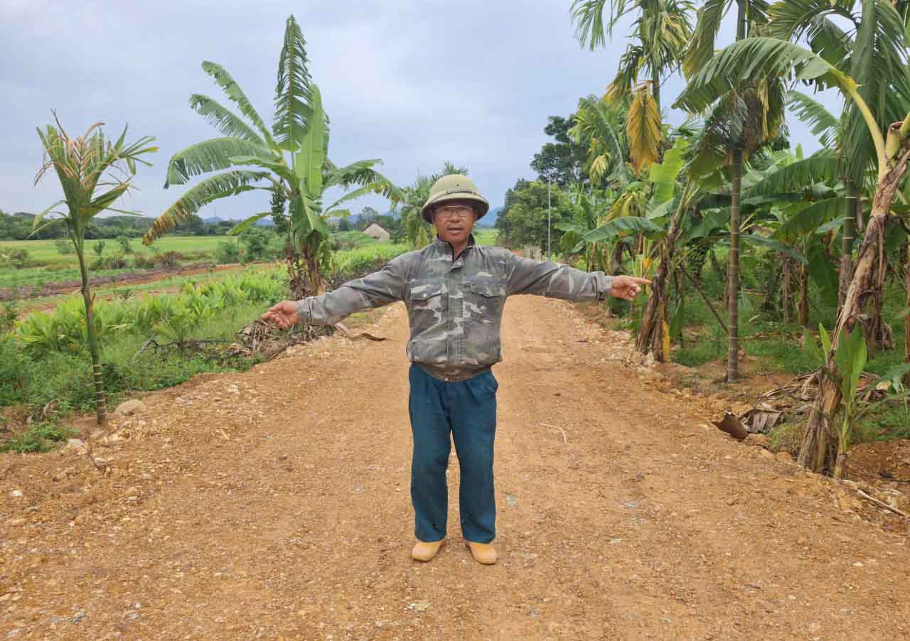 El Sr. Cuong uno de los 6 hogares que participaron en la donacion de tierras para abrir caminos ayudando al Sr. Thuyet a tener un camino de acceso conveniente. Foto: Tran Tuan.