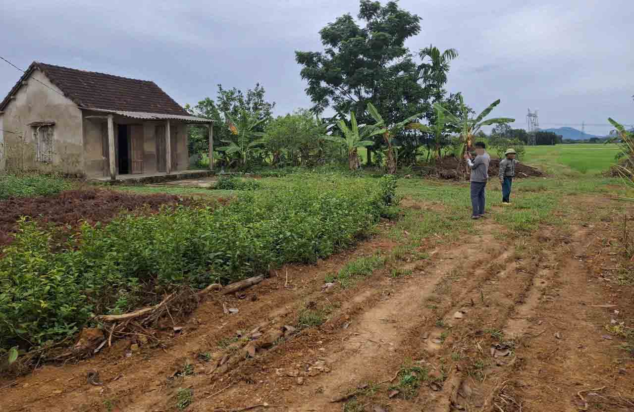 Ngoi nha nho cua anh Thuyet truoc day di lai bang con duong dong ruong phia ben kia, nay duoc hang xom hien dat mo con duong moi di lai thuan loi. Anh: Tran Tuan.