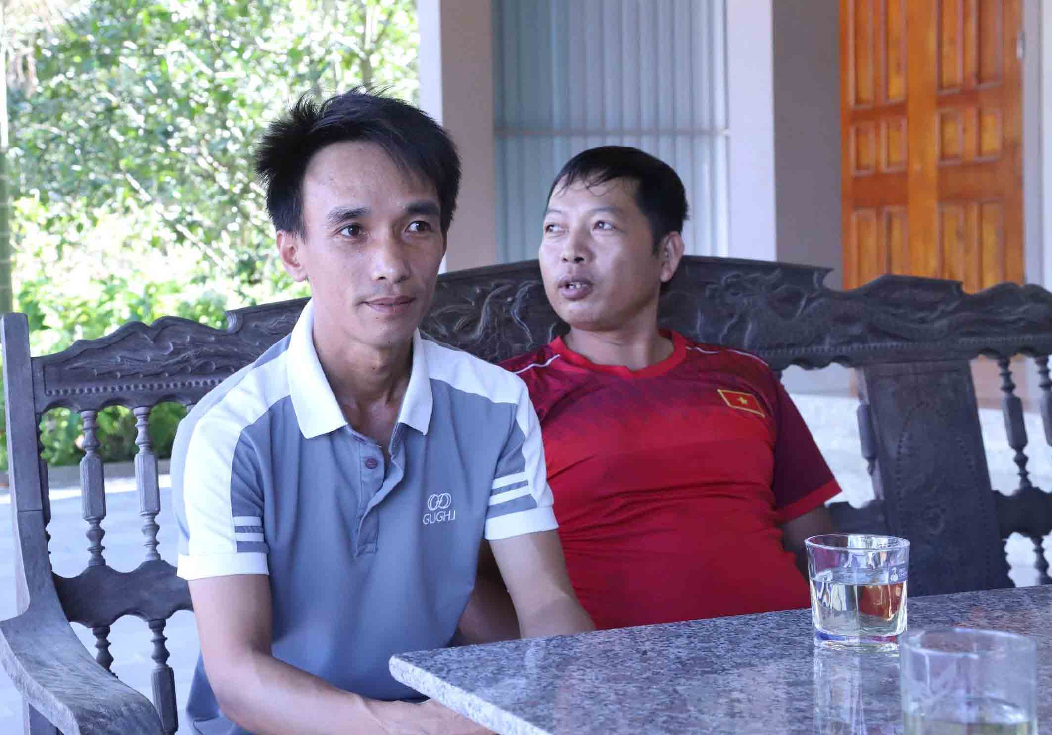 Anh Thuyet (ben trai) chia se niem vui va su biet on khi 6 ho hang xom da hien dat giup anh co duong di lai thuan loi. Anh: Tran Tuan.