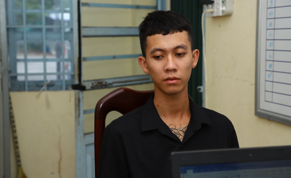 공안 기관에 있는 용의자 Thach Duong