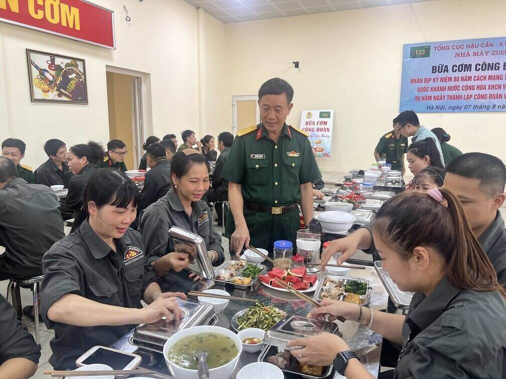 Nguyen Van De 대령 - 국방 노동조합 위원장이 Z133 공장 노동자들에게 노동조합 점심 식사에 대해 묻고 있습니다. 사진: Kieu Vu