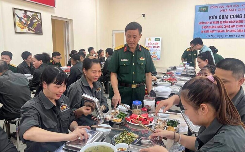 Colonel Nguyen Van De - Head of the National Defense Trade Union Department visited the workers of Factory Z133 about the Trade Union Meal. Photo: Kieu Vu