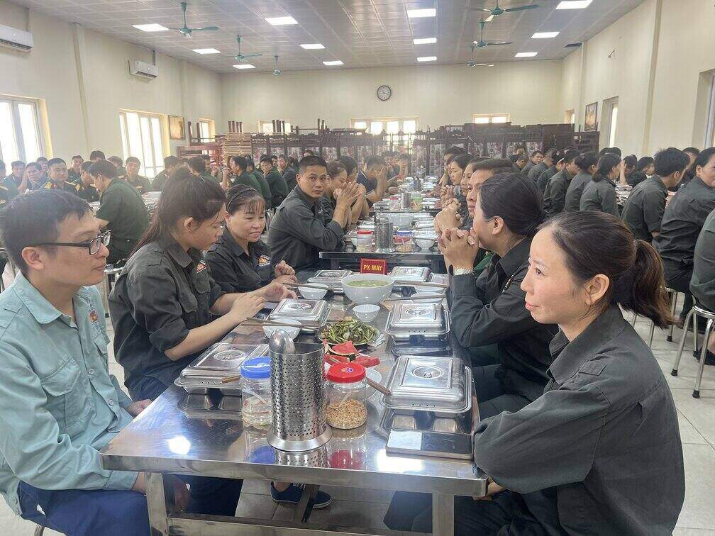 Bua com Cong doan dem lai nhieu niem vui cho doan vien, nguoi lao dong Nha may Z133. Anh: Kieu Vu