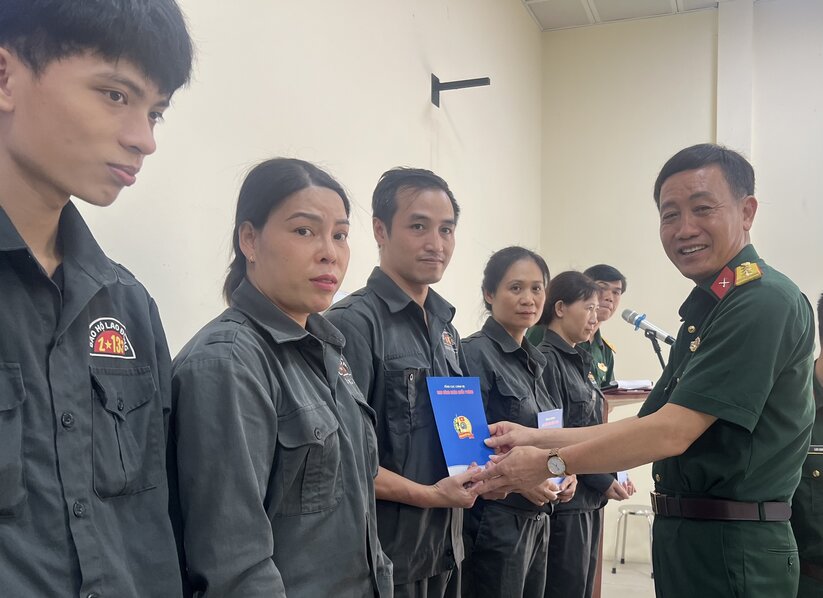Dai ta Nguyen Van De trao qua cua Ban Cong doan Quoc phong cho doan vien, nguoi lao dong co hoan canh kho khan. Anh: Kieu Vu