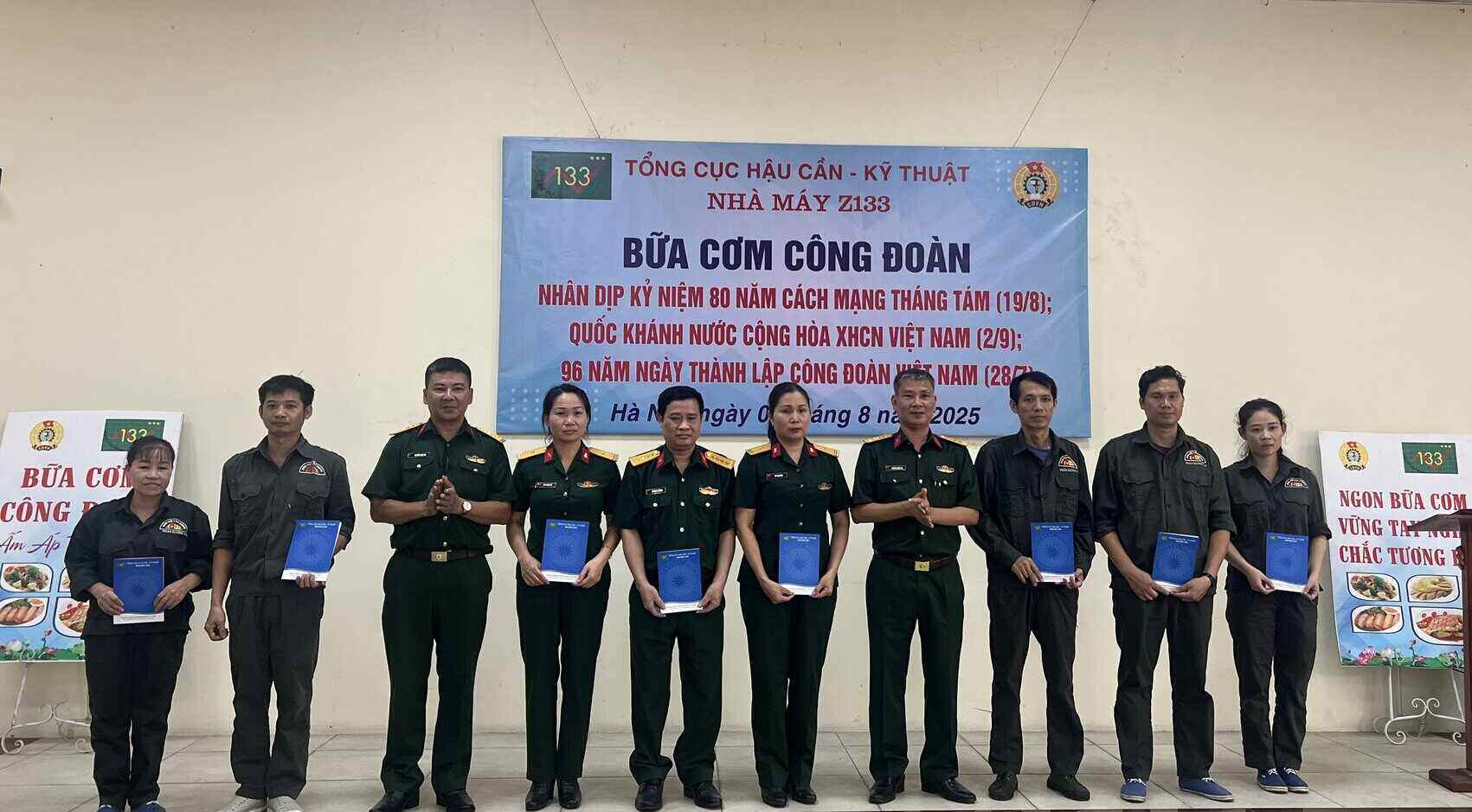 Nha may Z133 trao qua cho doan vien, nguoi lao dong co hoan canh kho khan. Anh: Kieu Vu