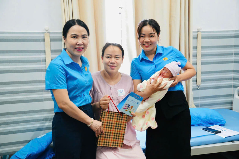 다낭 남프억(Nam Phuoc) 면 노동조합은 꽝남(Quang Nam) 땀찌(Tam Tri) 종합병원 노동조합과 협력하여 모유 수유 세계 주간 기념 행사를 개최합니다. 사진: 남프억(Nam Phuoc) 면 노동조합.