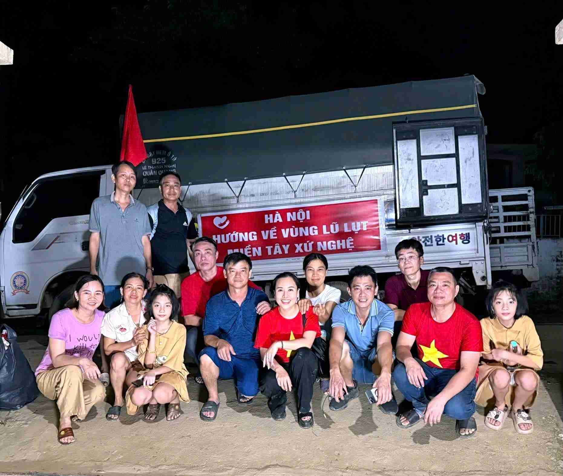 La delegacion benefica de Hanoi trajo 110 millones de VND y cientos de regalos practicos para entregar a la gente de las zonas inundadas del oeste de Nghe An. Foto: Ngoc Anh