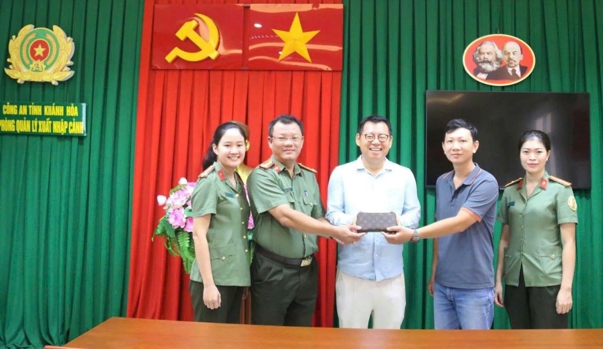 El Departamento de Gestion de Inmigracion y Aduanas de la Policia Provincial de Khanh Hoa coordina la devolucion de todos los bienes al Sr. Shin Inho (turista coreano). Foto: Phuong Linh
