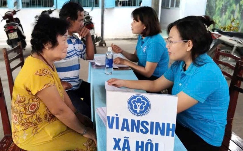 Ho Chi Minh City Social Insurance proposes to support voluntary social insurance contributions for people aged 45 to 60 to be eligible for pension. Photo: Duc Long