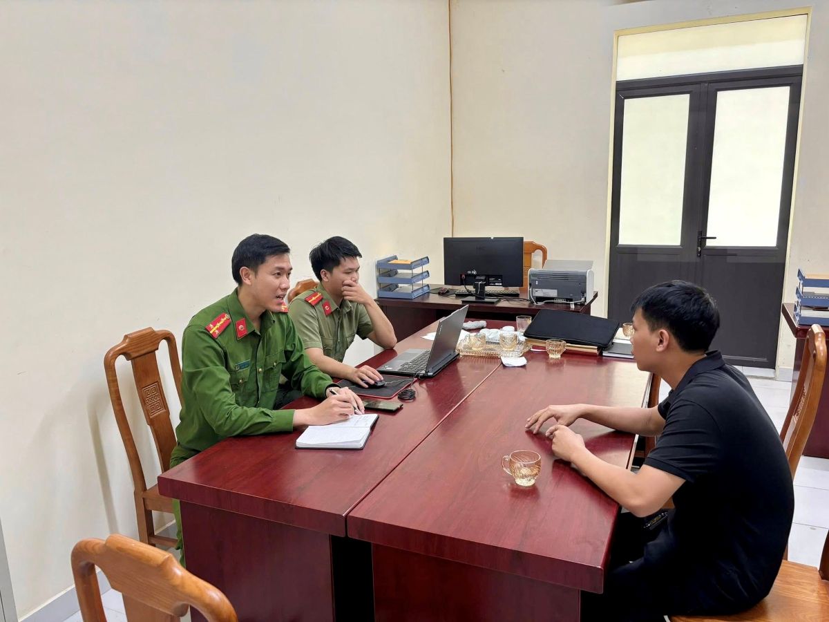 Anh L tại cơ quan công an. Ảnh: Cổng TTĐT Hải Phòng